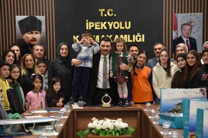 Van’da kitap okuma yarışmasında dereceye girenler ödüllendirildi