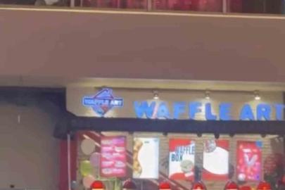 Vatandaşlar sinemada film izler gibi yemek katından kavgayı izledi