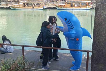 Vatandaşları eğlendirmek için köpek balığı kostümüyle Manavgat sokaklarında dolaşıyor