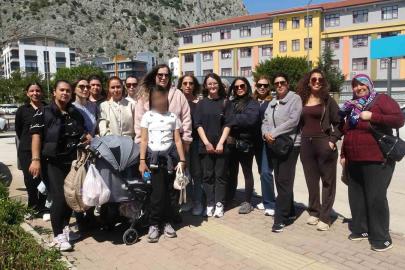 Veliler öğrenciyi darp ettiği iddia edilen öğretmene destek için okul önünde toplandılar