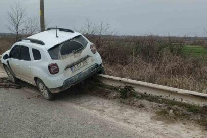 Virajı alamayan araç bariyerlere çıktı