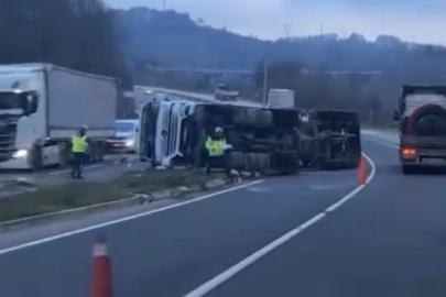 Virajı alamayan çimento tankeri devrildi: 1 yaralı