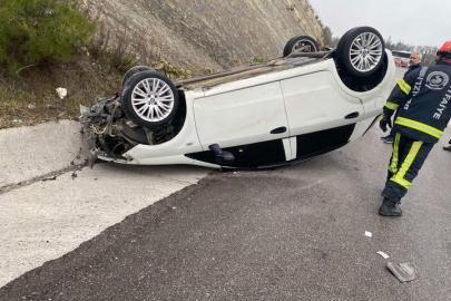 Yağış sonrası kayganlaşan yolda savrulan araç takla attı