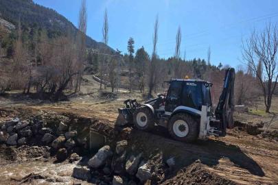 Yağışlar sonrası kapanan yol yeniden ulaşıma açıldı