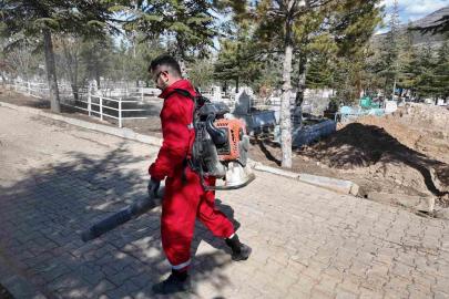 Yahyalı Belediyesi’nden bayram öncesi mezarlıklarda temizlik çalışması