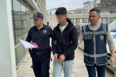 Yan bakma kavgası kanlı bitti: 17 yaşındaki çocuk boynundan bıçaklandı