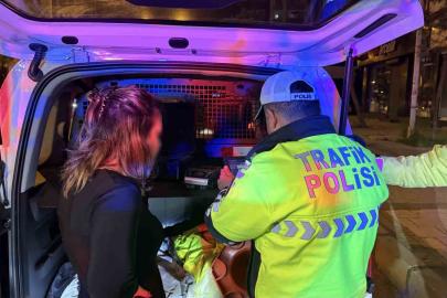 Yasal sınırın üstünde alkollü çıkan aday sürücünün ehliyeti iptal edildi, "Beni çekmeyin avukatım" diyerek kendini savundu