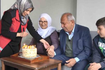 Yaşlı çift, çocukların getirdiği pasta ile Yaşlılar Haftası’nı kutladı