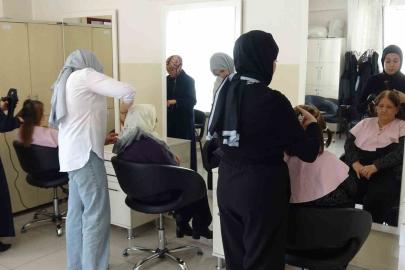 Yaşlılar hayatlarında ilk defa kuaförde bakım yaptırdı