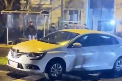 Yaya levhasına çarpan otomobil sürücüsü yaralandı