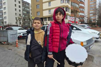 Yeğeniyle birlikte bayram harçlığı toplayan küçük davulcu