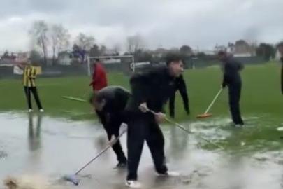 Yoğun yağış nedeniyle oluşan su birikintilerini taraftar ve görevliler temizledi
