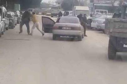 Yol ortasında yumruklu kavga kamerada