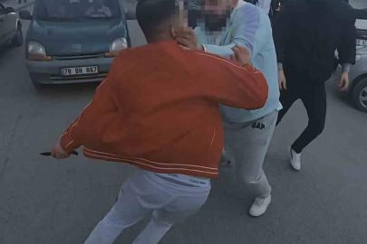 Yol verme kavgasında bıçak çeken adamı vatandaşlar engelledi