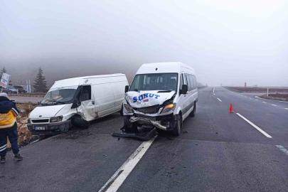 Yolcu minibüsü ile kamyonet çarpıştı: 7 yaralı
