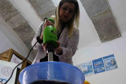 Yumurta kolilerinden el yapımı kağıt üretiyorlar