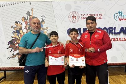 Yunusemreli yıldız güreşçilerden iki bronz madalya