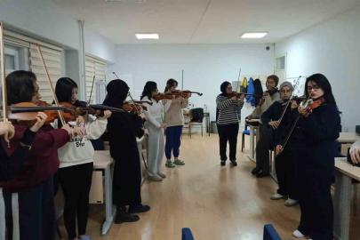 Yurt öğrencileri için keman kursu başladı
