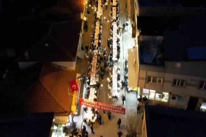 Yüzlerce metre uzayan sofrada 4 bin 500 kişi iftar yaptı