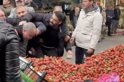 Zabıtaya tekme tokat saldırı: Seyyar satıcı ortalığı karıştırdı