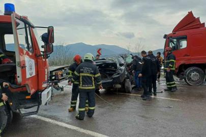 Zonguldak’ta aracıyla kamyona çarpan polis sürücü ağır yalandı