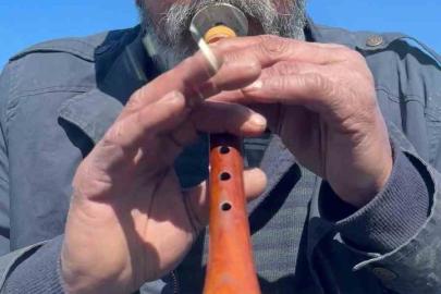 Zurnayı dayadı, para istedi