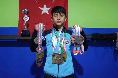 10 yaşındaki karateciden 20 madalyalık büyük başarı