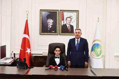 23 Nisan kutlamalarında İzmir Valiliği makamına ilkokul öğrencisi oturdu