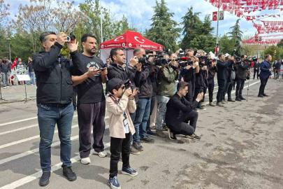 23 Nisan kutlamalarının en renkli ismi: Fotoğraf makinesini aldı, 6 yaşındaki "gazeteci" oldu