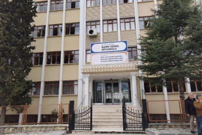 42 yıl 7 ay sonra emekli oldu: Son dersine yıllar önce mezun ettiği öğrencileri katıldı