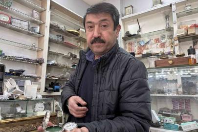 44 yıldır tarihi saatlere ince ayar veriyor