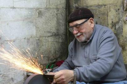 5 metrekarelik dükkanında 67 yıldır bıçakçılık yapıyor
