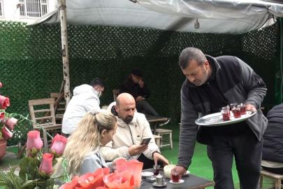 52 yıldır muhabbetle çay demliyor