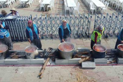 71 mahalleden kadınlar 71 kazanda yemek yaptı, binlerce kişiye ikram etti