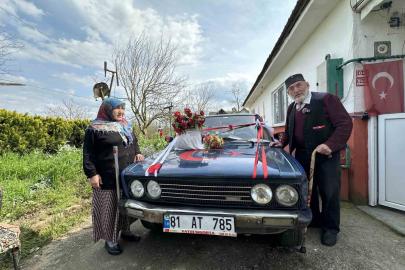 86 yaşında eşi için gelin arabası süsledi, kendi yazdığı şiirle aşkını haykırdı