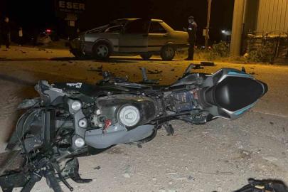 Acı kaza güvenlik kamerasına yansıdı; otomobille çarpışan motosiklet sürücüsü metrelerce havaya uçtu