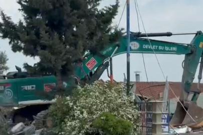 Adana’da göl kıyısındaki kaçak yapıların yıkımı sürüyor