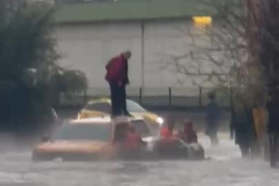 Adana’da göle dönen yolda mahsur kalan araçtaki 2 kişi kurtarıldı