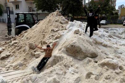 Adana’da nisan ayında çocukların kar topu keyfi