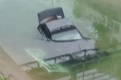 Adana’da otomobil sulamana kanalına düştü