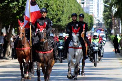 Adana’da polis korteji nefes kesti