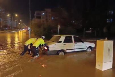 Adıyaman’da kuvvetli yağış sele neden oldu, araçlar mahsur kaldı