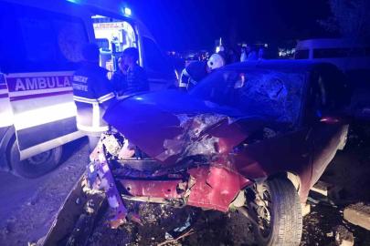 Ağaca çarpan otomobil hurdaya döndü: 3 yaralı