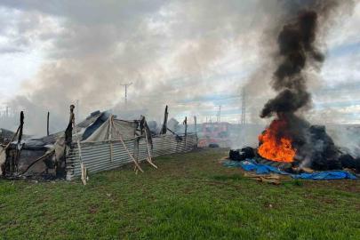 Ağıl ve saman balyaları alev alev yandı