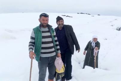 Ağrı’da Nisan karı köy yollarını kapattı