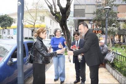 Ağrılılardan Manisa sokaklarında 404 karanfille kutlama