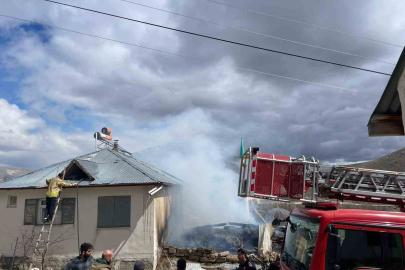 Ahırda çıkan yangın eve sıçramadan söndürüldü