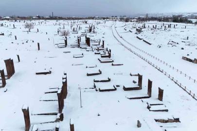 Ahlat’ın tarihi mekanlarında kar güzelliği