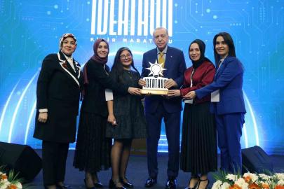 AK Parti Karşıyaka Kadın Kolları, ödülünü Cumhurbaşkanı Erdoğan’dan aldı