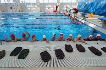 Akçaabat’ta minik yüzücüler yetişiyor